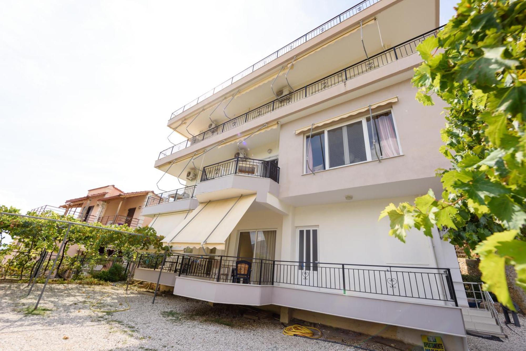 Vasili'S Family Apartments Химара Экстерьер фото